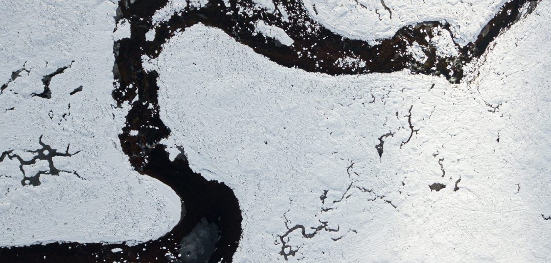 Pamuk şekerden nükleer silah, güneş gözlüğü ve siyah bir eldiven