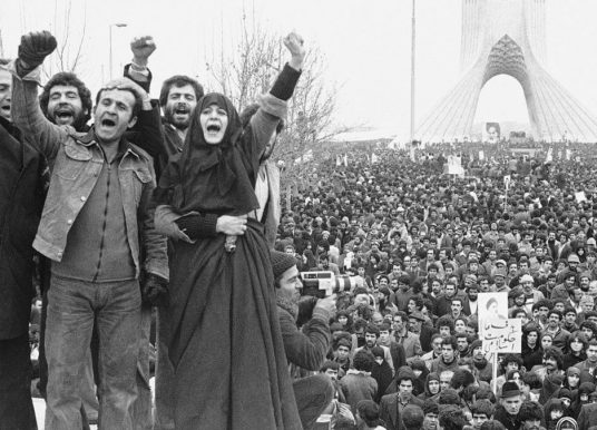Tarihin Dışına İtilmiş Bir Halkın Hikâyesi: Hamid Dabashi ve “İran: Ketlenmiş Halk” Üzerine